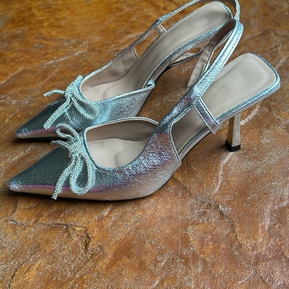 Silver Leather Pointed Toe Rhinestone Bow Detail Formal Slingback Heels Sz 8.5/9 - Picture 3 of 8